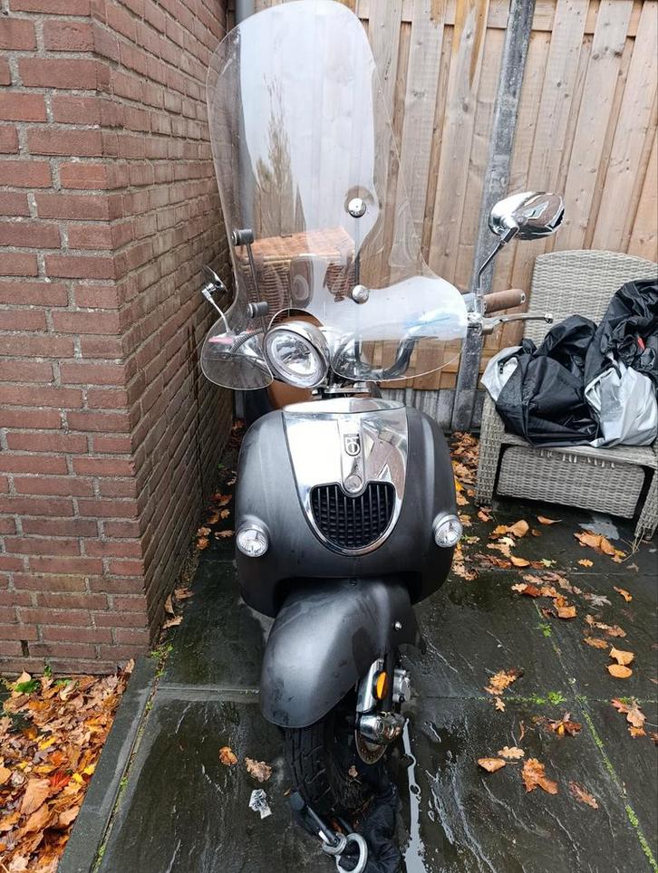 BTC Grande Retro Scooter, Fietsen en Brommers, Brommers | Overige merken, Zo goed als nieuw, Maximaal 45 km/u, Ophalen