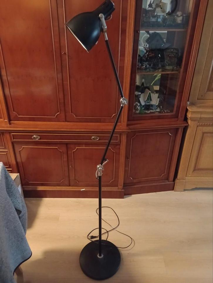 Staande industrieele verstelbare lamp., Huis en Inrichting, Lampen | Vloerlampen, 150 tot 200 cm, Ophalen