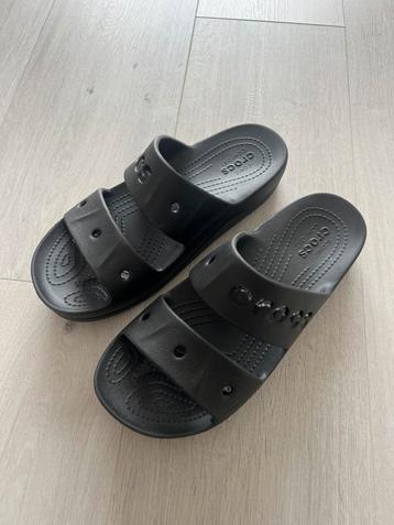 Nieuwe zwarte Crocs Baya Platform slippers beschikbaar voor biedingen