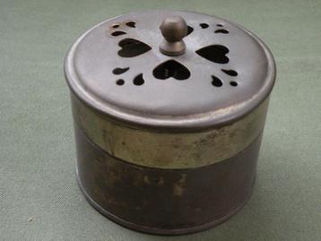 Blikje, evt. voor potpourri of wierook.   beschikbaar voor biedingen