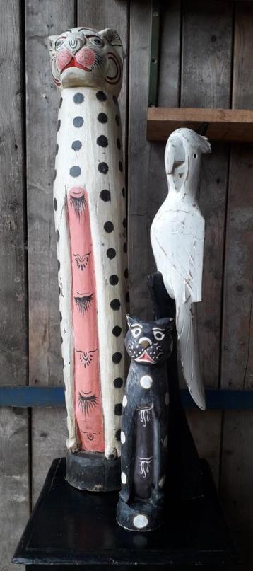 Drie houten beelden tijger, kaketoe en kat 42, 80 en 103 cm  beschikbaar voor biedingen