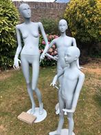 etalage/ pas  poppen. Vrouwen figuur met twee kinder figuren, Ophalen