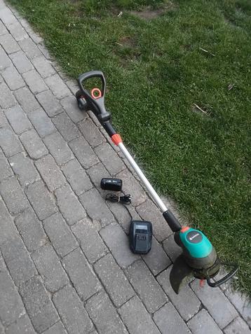 Gardena trimmer met accu, lader en mesjes  beschikbaar voor biedingen