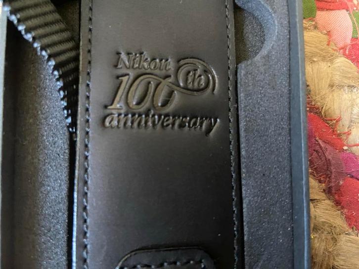 Nikon Premium Camera Riem 100th Anniversary Leer Leder 100, Audio, Tv en Foto, Fotografie | Fototassen, Nieuw, Overige typen, Overige merken