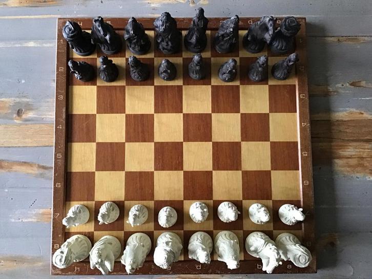 Oud Schaakspel met bijzondere schaakstukken, Antiek en Kunst, Antiek | Overige Antiek, Ophalen