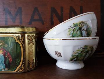 Oude franse Lourdes spoelkom klein, 2 x beschikbaar voor biedingen