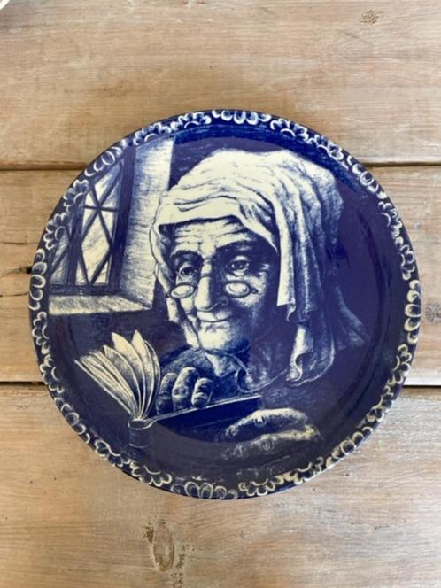 Delfts blauw bord porselein boch belgium. Lezende oude vrouw, Antiek en Kunst, Antiek | Wandborden en Tegels, Ophalen