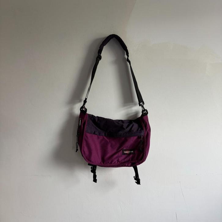 Vintage Eastpak schoudertas / crossbody, Sieraden, Tassen en Uiterlijk, Tassen | Schoudertassen, Gebruikt, Overige merken, Paars