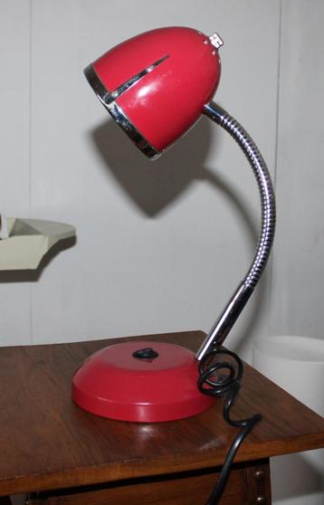 Leuk rood retro lampje beschikbaar voor biedingen