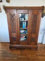 Antieke kast met houtsnijwerk, Ophalen