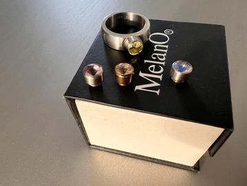 MelanO ring met 4 steentjes beschikbaar voor biedingen