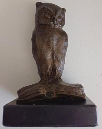Amsterdamse school bronzen uil staat op boek beschikbaar voor biedingen