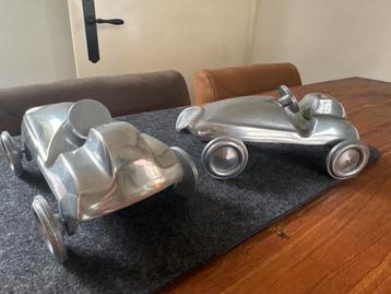 Vintage gegoten aluminium raceauto beschikbaar voor biedingen