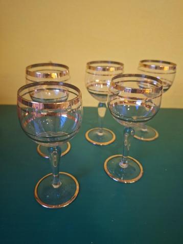 5 brocante glaasjes met goud beschikbaar voor biedingen