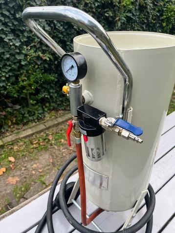 Zandstraalketel 30 liter 8.6 bar, verrijdbaar, als nieuw! beschikbaar voor biedingen