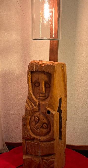 Vloerlamp "Houten Totem” beschikbaar voor biedingen