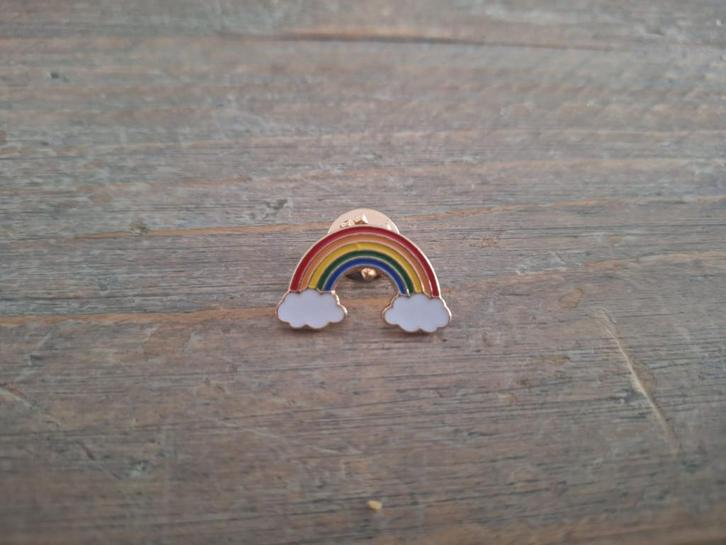 1 mooie pin van een regenboog met 2 wolkjes te koop, Verzamelen, Speldjes, Pins en Buttons, Nieuw, Speldje of Pin, Overige onderwerpen