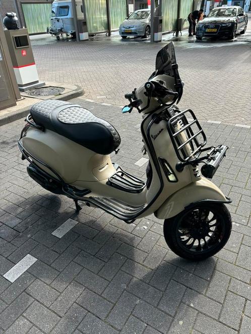 Vespa Spint Full Option 2023 Custom dessert storm, Fietsen en Brommers, Scooters | Vespa, Zo goed als nieuw, Ophalen