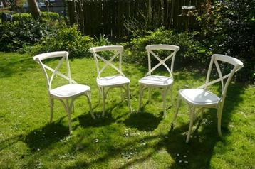 4 witte terrasstoelen   of anderszins beschikbaar voor biedingen