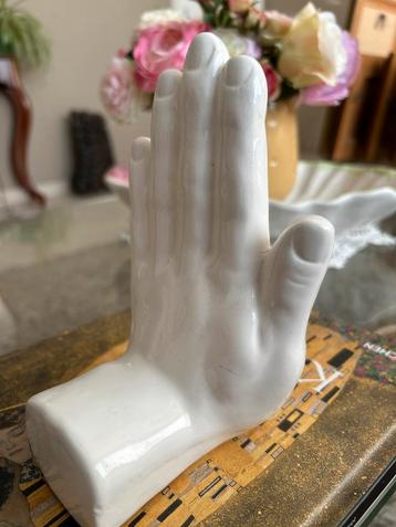 Vintage boekensteun in de vorm van een hand beschikbaar voor biedingen