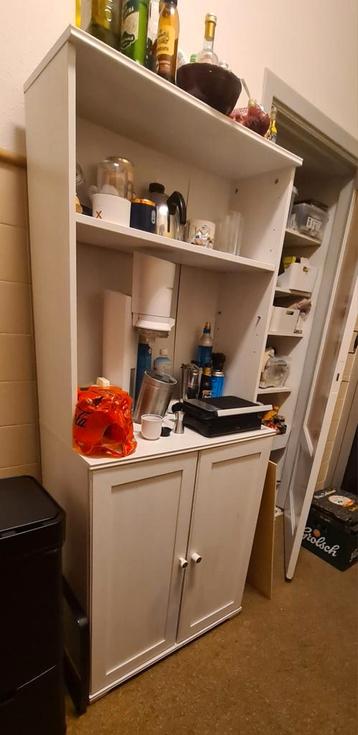 Witte kast met veel opbergruimte