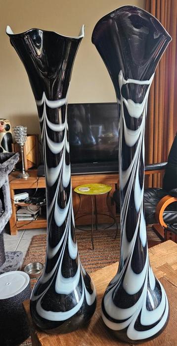 2 vazen kunst decoratie beschikbaar voor biedingen