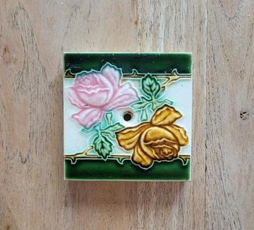 Jugendstil tegel met bloemen beschikbaar voor biedingen