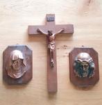 Kruisbeeld met Christus, en twee wandplakette, Antiek en Kunst, Ophalen of Verzenden
