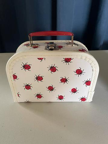 Leuk klein wit koffertje met lieveheersbeestjes beschikbaar voor biedingen