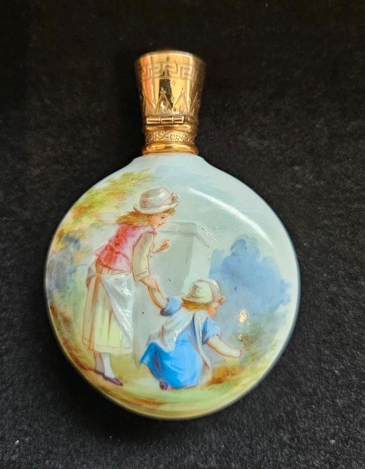 19e eeuws parfumflesje Met victoriaanse voorstellingen goud, Antiek en Kunst, Antiek | Goud en Zilver, Goud, Ophalen of Verzenden