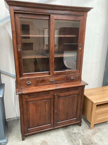 Mooie houten buffetkast met glazen schuifdeuren beschikbaar voor biedingen
