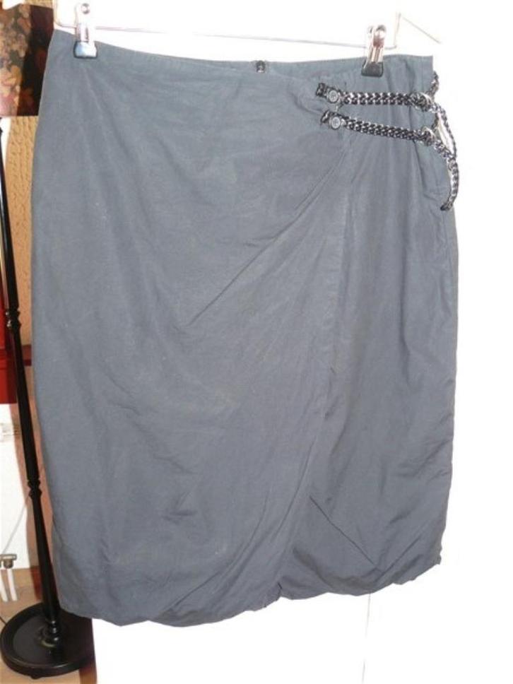 A1367 B.Casual 1975 mt M rok college zwart vaste overslag, Kleding | Dames, Rokken, Zo goed als nieuw, Maat 38/40 (M), Zwart, Knielengte