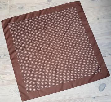 mooie vintage bruine sjaal met witte stippen van Diolen beschikbaar voor biedingen