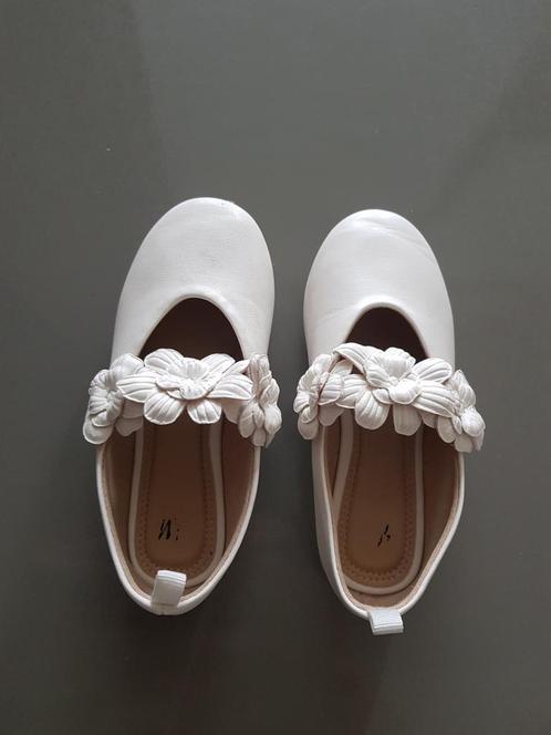 H&M witte ballerina's met bloemapplicatie maat 26, Kinderen en Baby's, Kinderkleding | Schoenen en Sokken, Zo goed als nieuw, Schoenen