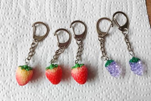 Leuke aarbei of Druif Sleutelhanger of Tashanger., Verzamelen, Sleutelhangers, Nieuw, Ophalen of Verzenden