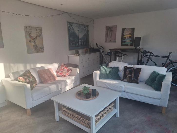 2x 2-zits banken + tafel - Hout met witte kussens, Huis en Inrichting, Tafels | Salontafels, Gebruikt, 50 tot 75 cm, 150 tot 200 cm