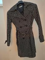 Zwart/wit gestippelde trenchcoat van Anna van Toor, maat 36, Kleding | Dames, Ophalen, Zwart, Zo goed als nieuw, Maat 36 (S)