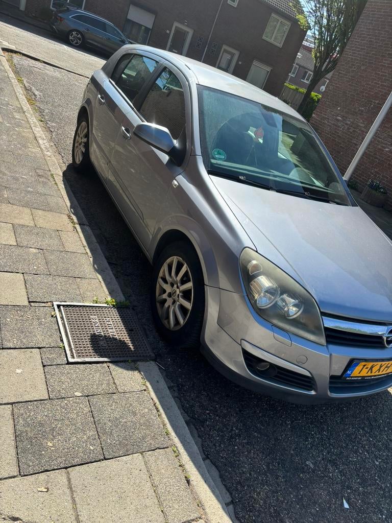 Opel Astra 1.8 16V 5D 2004 Grijs, Auto's, Opel, Particulier, Astra, Benzine, D, Hatchback, Handgeschakeld, Geïmporteerd, Zilver of Grijs