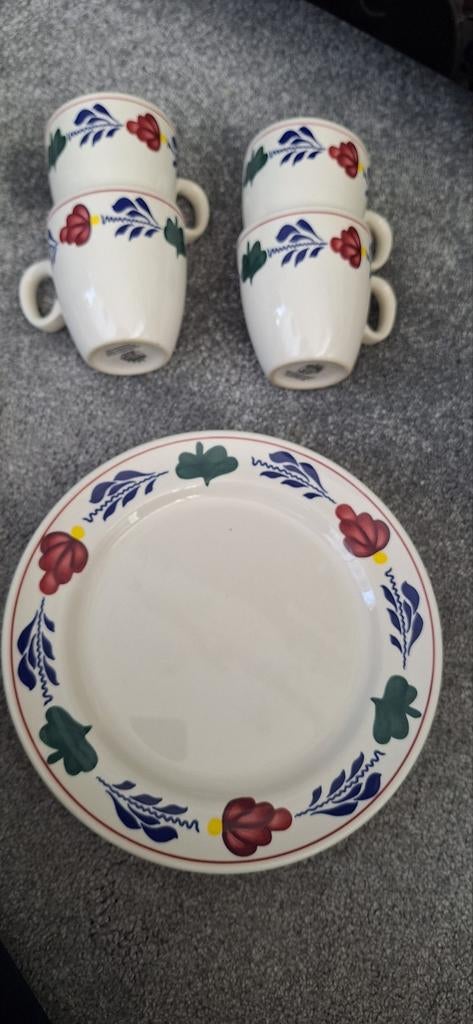 Royal Boch Boerenbont servies: 4 bekers en 3 borden, Ophalen of Verzenden