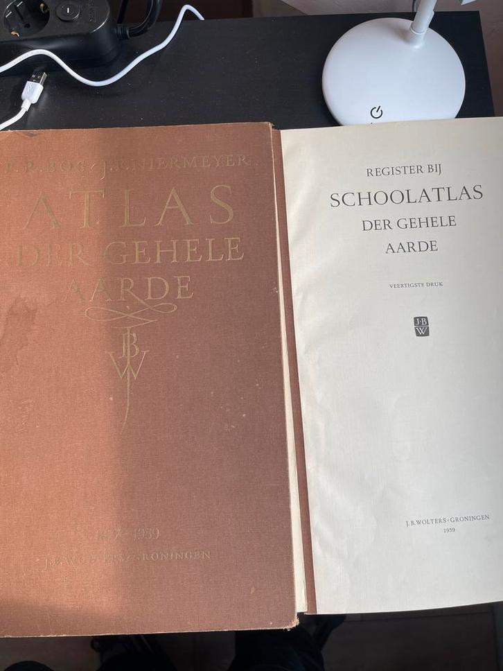 Atlas der Gehele Aarde 1959, Boeken, Atlassen en Landkaarten, Gelezen, Overige atlassen, Wereld, 1800 tot 2000, Ophalen of Verzenden