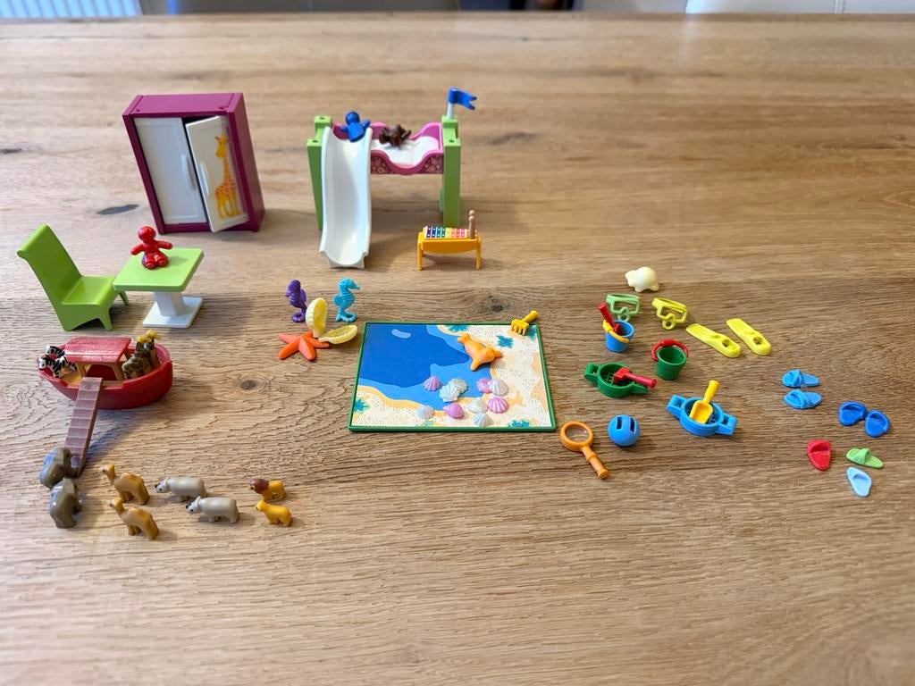 Playmobil kinderkamer met speelgoed en strand spullen, Ophalen of Verzenden, Zo goed als nieuw, Los playmobil
