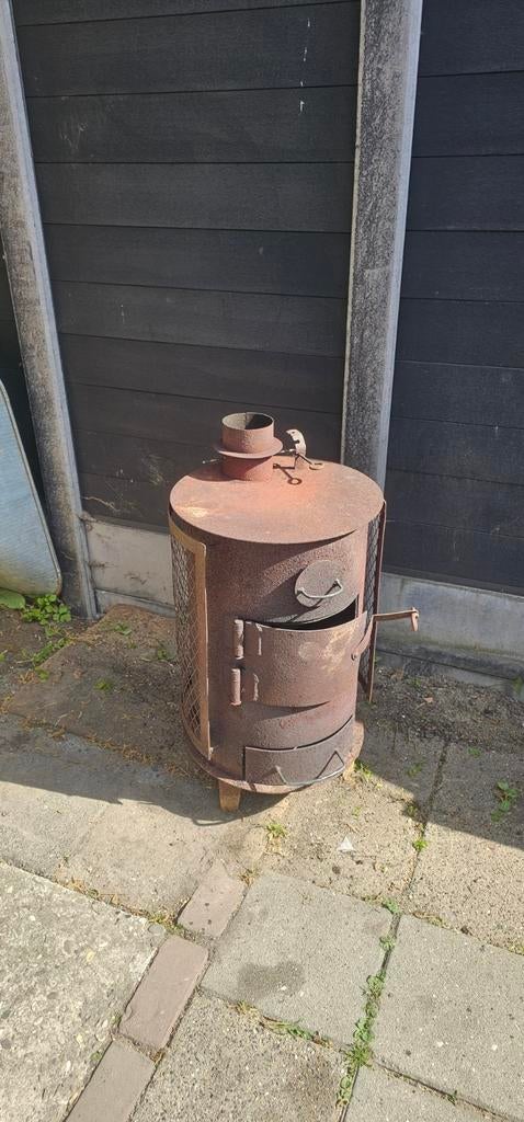 Roestige houtkachel voor buiten., Ophalen, Gebruikt, Vuurton