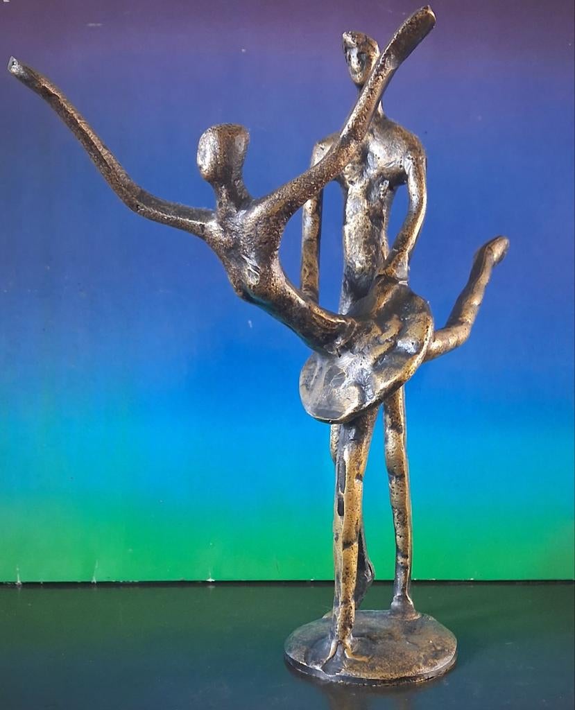 Danspaar. Bronzen sculptuur.  Geabstraheerd. 20 cm., Antiek en Kunst, Ophalen