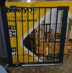 Safety 1st U-Pressure Fit Easy Close Metal traphekje, Ophalen