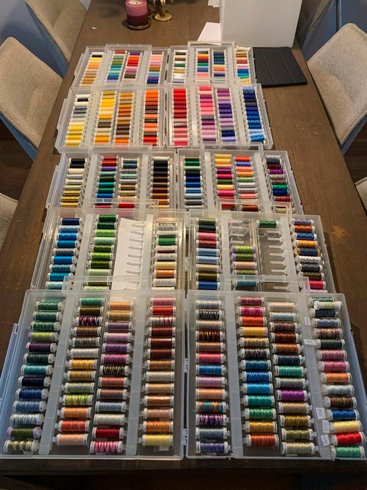 Grote partij Mettler borduurgaren in 5 Sulky opbergboxen, Hobby en Vrije tijd, Borduren en Borduurmachines, Zo goed als nieuw