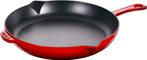 Staub Gietijzeren Koekenpan Rood - 26 cm | van €335 nu €100, Staub France, 24 Rue de l'Ill, 67200 Strasbourg, France, Gietijzer