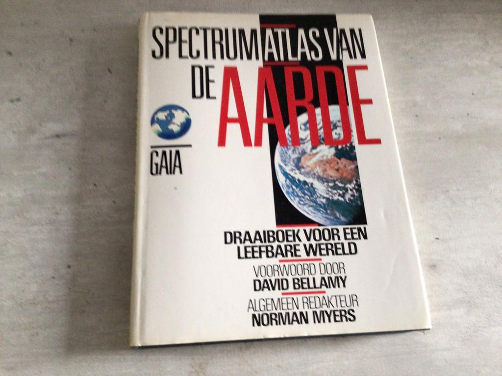spectrum atlas van de aarde, Boeken, Ophalen of Verzenden, Gelezen, Natuurwetenschap