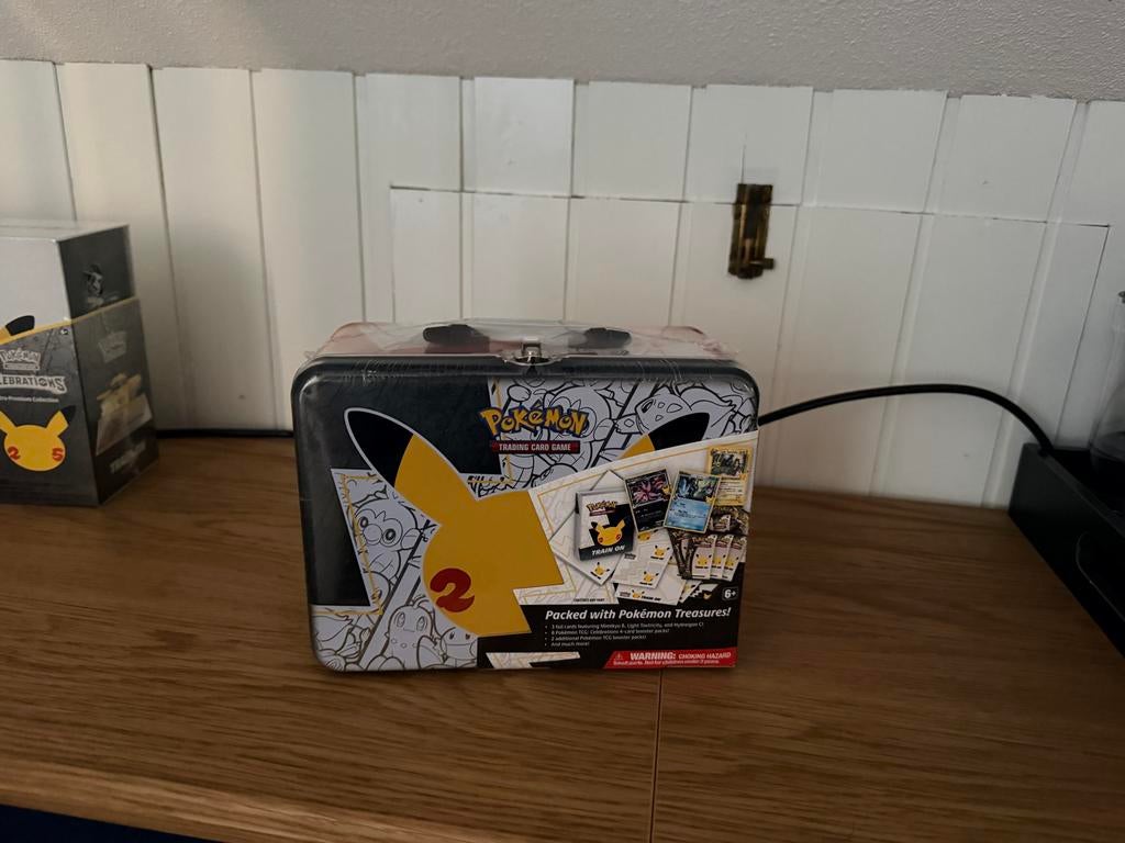 Pokémon TCG Celebrations Chest Tin - 25th Jubileum, Ophalen of Verzenden, Nieuw, Overige typen