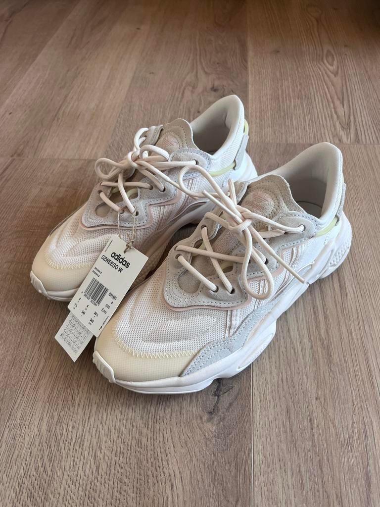 Adidas Ozweego schoenen (maat 39 1/3), Ophalen, Beige, Nieuw, Sneakers of Gympen