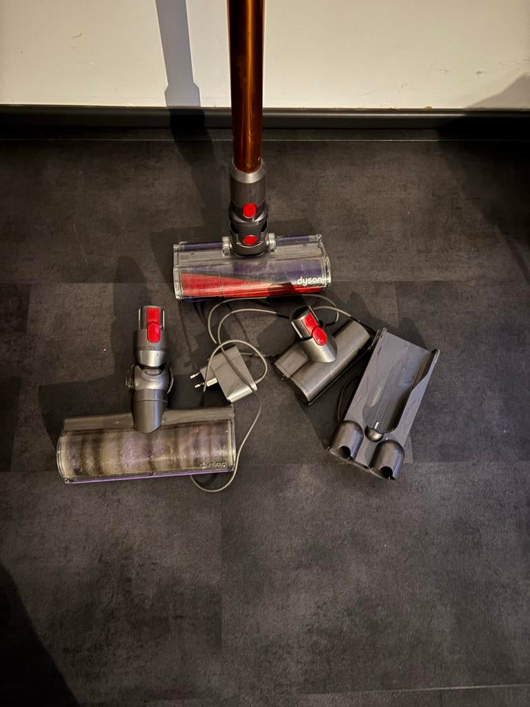 Dyson V10 Draadloze Steelstofzuiger met Accessoires, Gebruikt, Stofzuiger, Ophalen of Verzenden, Minder dan 1200 watt